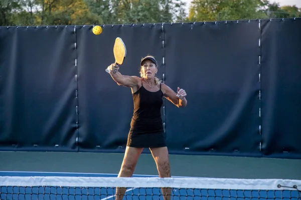 Eine Pickleball Spielerin Bringt Einen Volley Ins Netz Auf Einem — Stockfoto