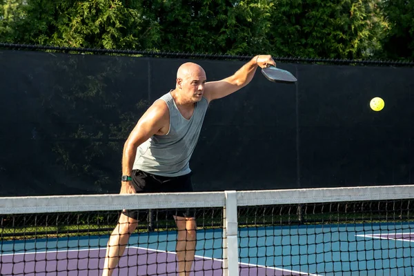 Чоловічий Пікнік Повертає Волейбол Мережі Спеціальному Дворі Громадському Парку — стокове фото
