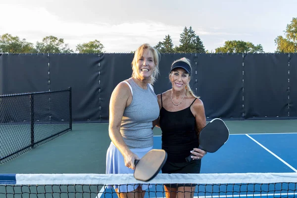 Zwei Pickleballspielerinnen Posieren Nach Einem Match Auf Einem Speziellen Pickleball — Stockfoto