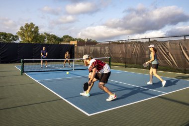Pickleball oyuncularından dördü birbiriyle yarışıyor. İkisi kalede. Sahaya geri dönmeye hazır..