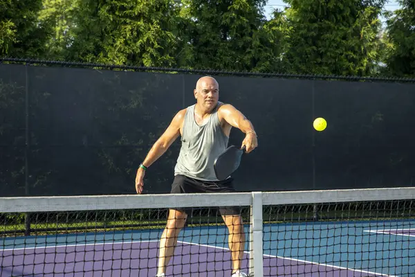 Een Mannelijke Pickleball Speler Brengt Een Volley Terug Het Net Stockafbeelding