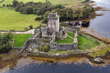 Donegal, İrlanda 'daki Vahşi Atlantik Yolu' ndaki Doe Castle 'ın hava görüntüsü..