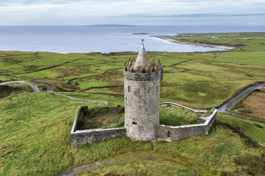 Doonagore Şatosu 'nun havadan görünüşü, İrlanda' nın Clare ilçesindeki Doolin kıyı köyünün güneyinde küçük bir duvarla çevrili 16. yüzyıldan kalma bir kule evi..