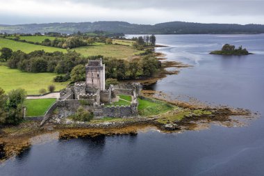Donegal, İrlanda 'daki Vahşi Atlantik Yolu' ndaki Doe Castle 'ın hava görüntüsü..