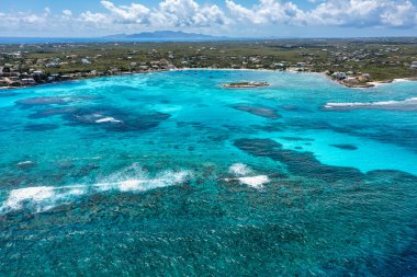Ada Limanı 'nın ön planda Scilly Cay ve Anguilla Adası' ndaki Saint Martin manzarası..