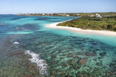 Sular boyunca hava manzarası, mercan resifi, palmiye ağaçları ve Anguilla adasındaki Shoal Bay Sahili kıyıları...