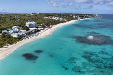Anguilla 'daki Shoal Bay Sahili kıyı şeridi boyunca turkuaz suların ve tatil beldelerinin havadan görüntüsü..