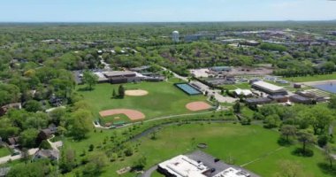Pickleball sahaları olan bir spor sahasının hava görüntüsü