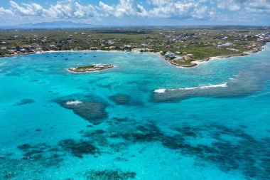 Ada Limanı 'nın ön planda Scilly Cay ve Anguilla Adası' ndaki Saint Martin manzarası..
