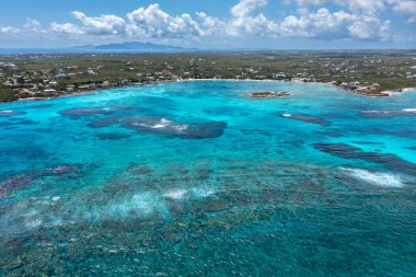 Ada Limanı 'nın ön planda Scilly Cay ve Anguilla Adası' ndaki Saint Martin manzarası..