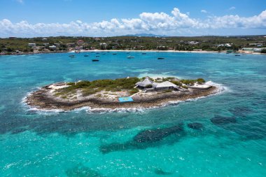 Ada Limanı 'nın ön planda Scilly Cay ve Anguilla Adası' ndaki Saint Martin manzarası..