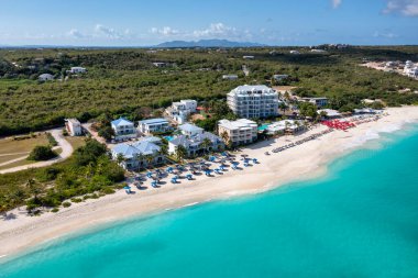 Anguilla 'daki Shoal Bay Sahili kıyısındaki tatil beldelerinin havadan görüntüsü..