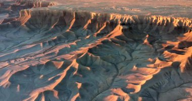 Gün doğumundan hemen sonra Henry Dağları ile Utah, Hanksville ve Butte fabrikasının yakınlarında çekilmiş Ay manzarası fotoğrafı..