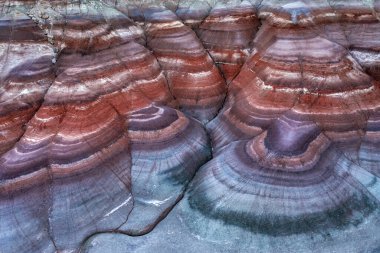 Gün batımından sonraki mavi saatte Bentonite Tepeleri 'nin hava görüntüsü, Utah, Hanksville yakınlarındaki Mars Çöl Araştırma İstasyonu yakınlarındaki çok renkli kil ve tortu tabakalarını gösteriyor..