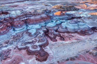 Gün batımından hemen önce Bentonite Tepeleri 'nin havadan görünüşü, Utah, Hanksville yakınlarındaki Mars Çöl Araştırma İstasyonu yakınlarındaki çok renkli kil ve çöl katmanlarını gösteriyor..