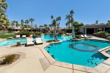 Güzel bir açık havuz, jakuzi ve dinlenme alanı Indian Wells, California 'daki büyük lüks bir konutta..