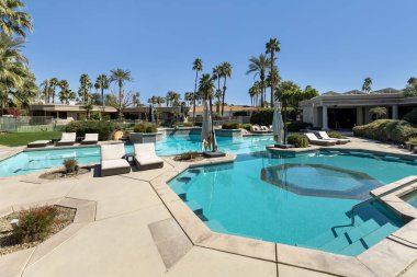 Güzel bir açık havuz, jakuzi ve dinlenme alanı Indian Wells, California 'daki büyük lüks bir konutta..