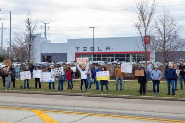 Northbrook, IL 'den. ABD 29 Mart 2025. Tesla bayiliğinde toplanan insanlar Elon Musk 'ı ve mevcut yönetimi ulusal Tesla Takedown hareketi için Küresel Eylem Günü' nde protesto ediyorlar..