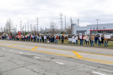 Northbrook, IL 'den. ABD 29 Mart 2025. Tesla bayiliğinde toplanan insanlar Elon Musk 'ı ve mevcut yönetimi ulusal Tesla Takedown hareketi için Küresel Eylem Günü' nde protesto ediyorlar..