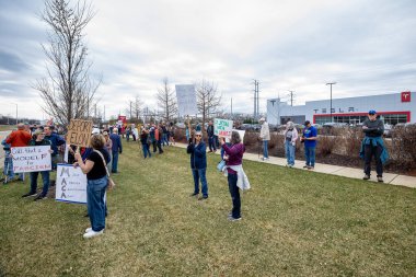 Northbrook, IL 'den. ABD 29 Mart 2025. Tesla bayiliğinde toplanan insanlar Elon Musk 'ı ve mevcut yönetimi ulusal Tesla Takedown hareketi için Küresel Eylem Günü' nde protesto ediyorlar..