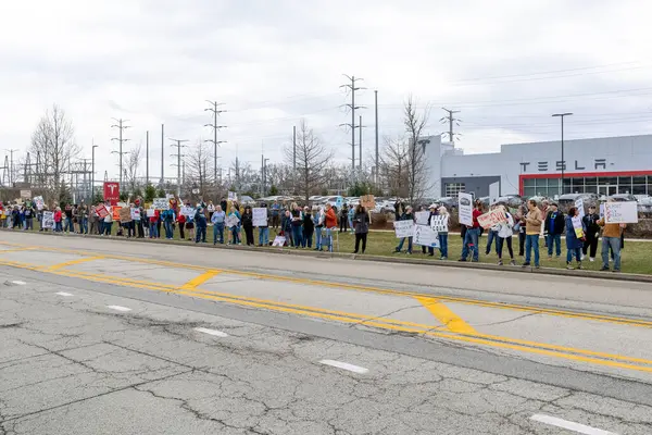 Northbrook, IL 'den. ABD 29 Mart 2025. Tesla bayiliğinde toplanan insanlar Elon Musk 'ı ve mevcut yönetimi ulusal Tesla Takedown hareketi için Küresel Eylem Günü' nde protesto ediyorlar..