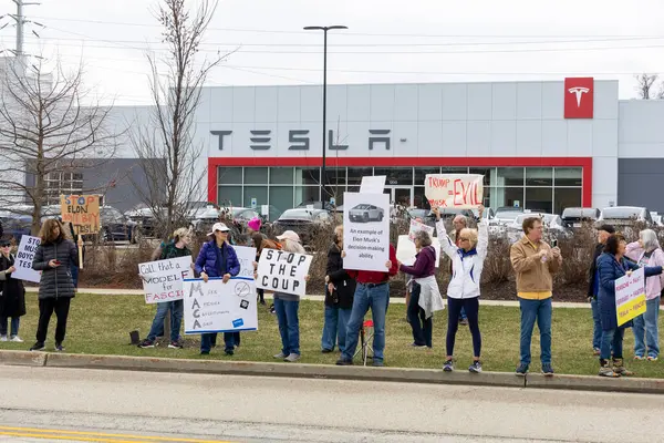 Northbrook, IL 'den. ABD 29 Mart 2025. Tesla bayiliğinde toplanan insanlar Elon Musk 'ı ve mevcut yönetimi ulusal Tesla Takedown hareketi için Küresel Eylem Günü' nde protesto ediyorlar..