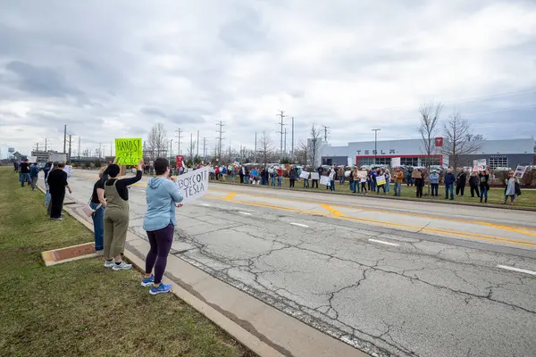 Northbrook, IL 'den. ABD 29 Mart 2025. Tesla bayiliğinde toplanan insanlar Elon Musk 'ı ve mevcut yönetimi ulusal Tesla Takedown hareketi için Küresel Eylem Günü' nde protesto ediyorlar..