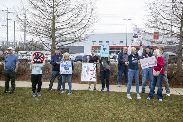 Northbrook, IL 'den. ABD 29 Mart 2025. Tesla bayiliğinde toplanan insanlar Elon Musk 'ı ve mevcut yönetimi ulusal Tesla Takedown hareketi için Küresel Eylem Günü' nde protesto ediyorlar..