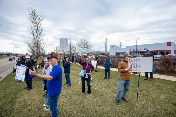 Northbrook, IL 'den. ABD 29 Mart 2025. Tesla bayiliğinde toplanan insanlar Elon Musk 'ı ve mevcut yönetimi ulusal Tesla Takedown hareketi için Küresel Eylem Günü' nde protesto ediyorlar..