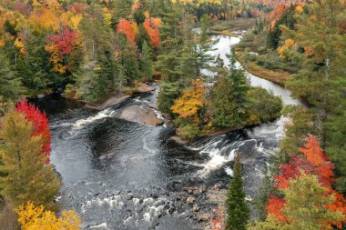 New York 'un kuzeyindeki Adirondack Park' taki Tupper Gölü yakınlarındaki Bog Nehri Şelalesi 'nin havadan görüntüsü.