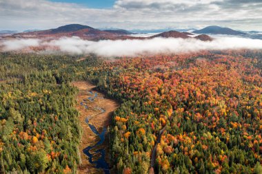New York 'un kuzeyindeki Adirondack Parkı' ndaki Long Lake yakınlarındaki otoban boyunca uzanan Grampus Gölü Outlet 'in hava görüntüsü.