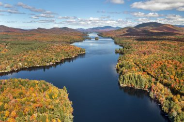 New York 'un kuzeyinde, Adirondack Park' taki 14 mil uzunluğundaki hava manzarası..