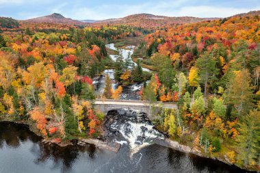 Sonbaharda New York 'un kuzeyindeki Adirondack Park' ta bulunan Tupper Gölü yakınlarındaki Bog Nehri Şelalesi 'nin hava manzarası..