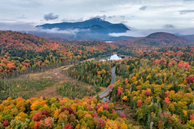 New York 'un kuzeyindeki Adirondack Park' taki Adirondack Dağı 'nda Adirondack Dağı' yla Küçük Kiraz Havuzu manzarası.