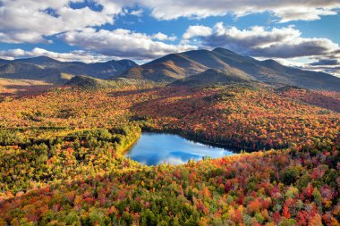 Yürek Gölü 'nün manzarası. Jo, New York 'un kuzeyindeki Adirondack Dağları' nın yüksek tepelerinde sonbaharda.