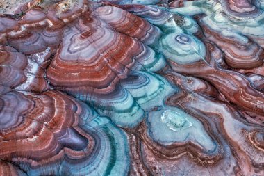 Gün batımından sonraki mavi saatte Bentonite Tepeleri 'nin hava görüntüsü, Utah, Hanksville yakınlarındaki Mars Çöl Araştırma İstasyonu yakınlarındaki çok renkli kil ve tortu tabakalarını gösteriyor..