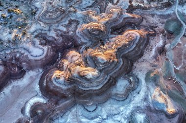 Gün batımından hemen önce Bentonite Tepeleri 'nin havadan görünüşü, Utah, Hanksville yakınlarındaki Mars Çöl Araştırma İstasyonu yakınlarındaki çok renkli kil ve çöl katmanlarını gösteriyor..