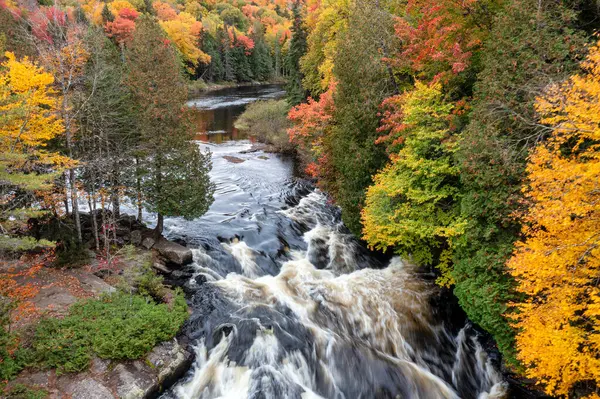 Sonbahar boyunca New York 'un kuzeyindeki Adirondacks' ta, Long Lake yakınlarında güzel sonbahar renkleriyle Buttermilk Şelaleleri 'nin hava manzarası..