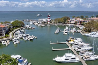 Liman Kasabası, Deniz Çamları, Güney Caroina 'daki marina ve deniz fenerinin havadan görünüşü.