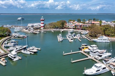 Liman Kasabası, Deniz Çamları, Güney Caroina 'daki marina ve deniz fenerinin havadan görünüşü.