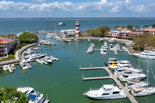 Liman Kasabası, Deniz Çamları, Güney Caroina 'daki marina ve deniz fenerinin havadan görünüşü.