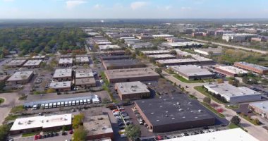 Banliyöde bir otoyolun yakınındaki düşük katlı binaların bulunduğu bir ofis parkının havadan görüntüsü..