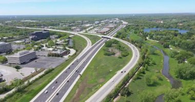 Chicago 'nun varoşlarında gün batımından hemen önce trafiğin yoğun olduğu bir karayolu kavşağının havadan görüntüsü..