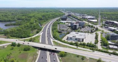 Chicago 'nun varoşlarında gün batımından hemen önce trafiğin yoğun olduğu bir karayolu kavşağının havadan görüntüsü..