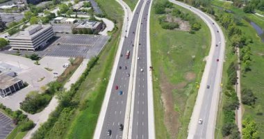 Chicago 'nun varoşlarında gün batımından hemen önce trafiğin yoğun olduğu bir karayolu kavşağının havadan görüntüsü..