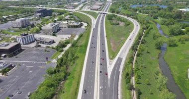 Chicago 'nun varoşlarında gün batımından hemen önce trafiğin yoğun olduğu bir karayolu kavşağının havadan görüntüsü..
