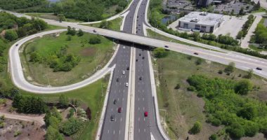Chicago 'nun varoşlarında gün batımından hemen önce trafiğin yoğun olduğu bir karayolu kavşağının havadan görüntüsü..