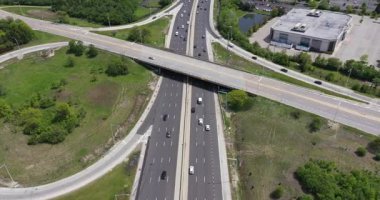 Chicago 'nun varoşlarında gün batımından hemen önce trafiğin yoğun olduğu bir karayolu kavşağının havadan görüntüsü..