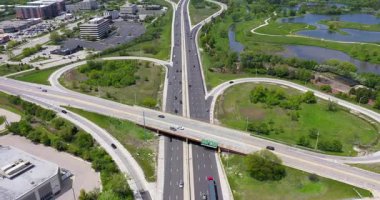 Chicago 'nun varoşlarında gün batımından hemen önce trafiğin yoğun olduğu bir karayolu kavşağının havadan görüntüsü..