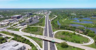 Chicago 'nun varoşlarında gün batımından hemen önce trafiğin yoğun olduğu bir karayolu kavşağının havadan görüntüsü..